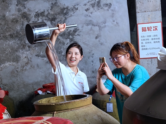 贵州仁怀：数字化转型赋能白酒产业发展_fororder_国恒酒业主播正在拍摄短视频