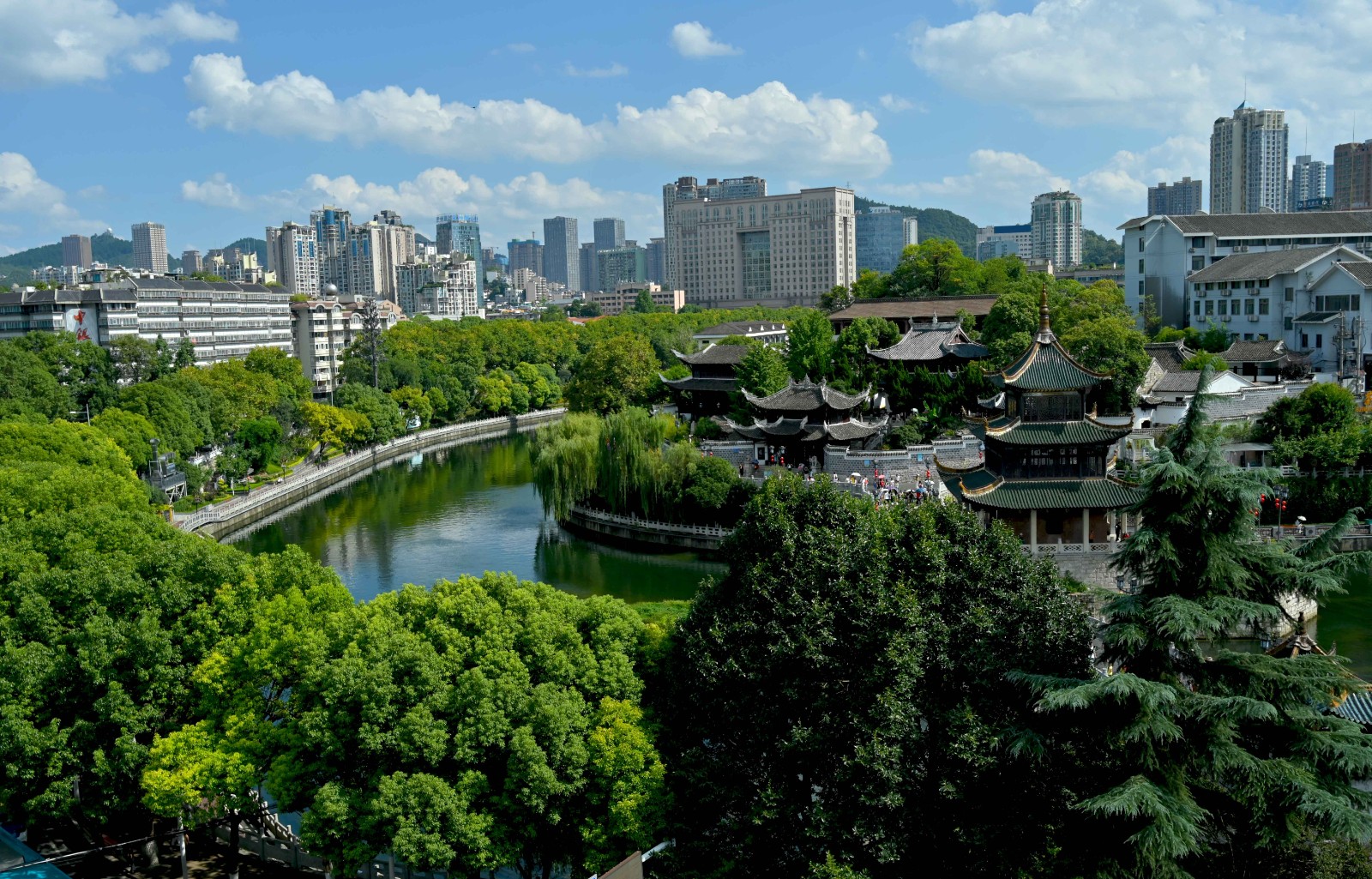 贵阳甲秀楼：秋阳染碧水 吸引八方来客