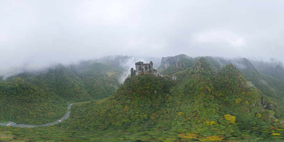 贵州务川:雾锁山川“七柱擎天”_fororder_图为 务川七柱山全景 蹇诗奇 摄