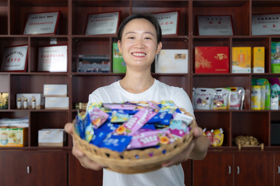 贵州罗甸：农产品加工忙_fororder_2025年8月26日，工人在贵州省黔南布依族苗族自治州罗甸县边阳镇贵州山味鲜生食品科技有限公司展示产品。 (1)