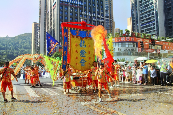 贵州毕节民族非遗大巡游启幕 共赴清凉非遗之约_fororder_巡游现场6-陈玉摄