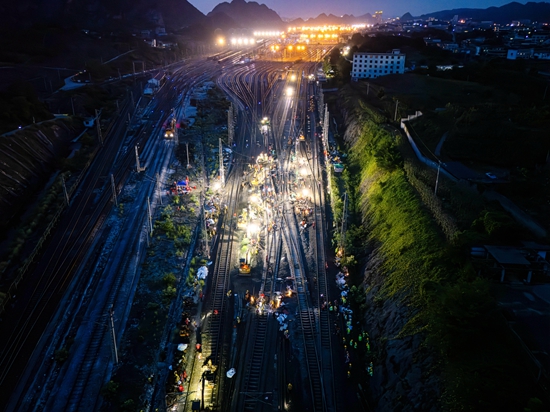 贵阳南站完成大型道岔群更换 “黔货出山”运力再升级_fororder_图为：换岔施工现场（谭锦鸿 摄）