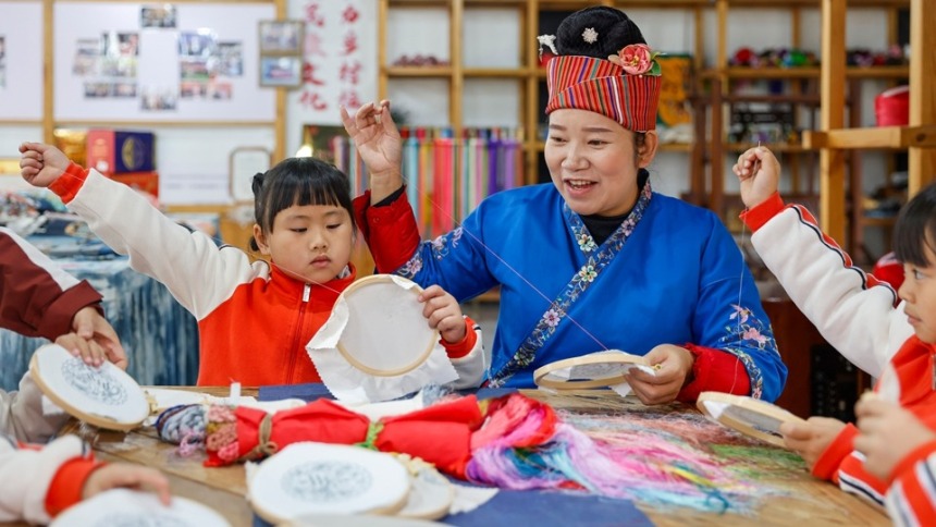 贵州施秉：萌娃沉浸式体验非遗魅力