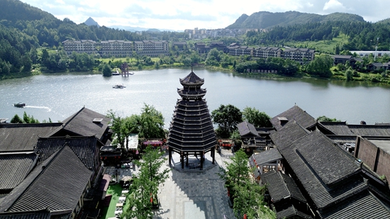 贵州丹寨：灾后焕新颜 “非遗+研学”引暑期旅游热潮_fororder_7月3日，丹寨县万达小镇航拍图，潘大宇摄