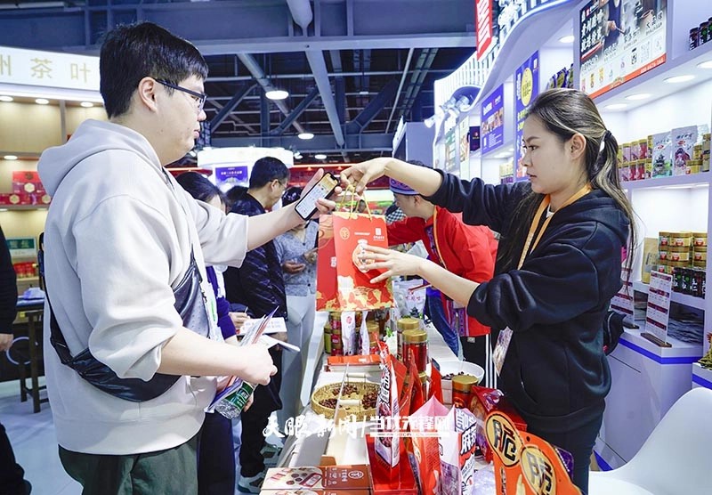 2025进博会|快来!“一站式”打卡贵州美食_fororder_dD0xNzYyNDM0Mjc4X3I9YzJjYTRlM2Vfdz04MDBfcT0xMDBfZT1qcGc=