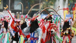 “热闹”照见“门道”, 从民族大巡游看贵州演艺经济