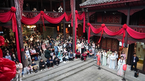 贵州镇远：龙舟竞渡 桨叶飞舞间经济活力涌动_fororder_镇远古城“龙神嫁妹”民俗巡演.JPG