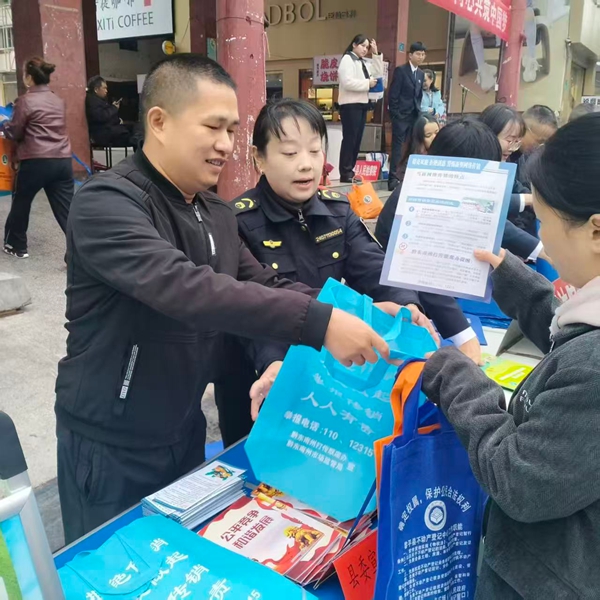 贵州黎平：广场宣传搭桥梁 民族团结入民心_fororder_宣传现场 (1)