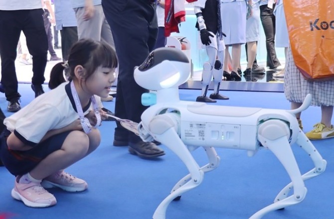 2025数博会 | 未来已来！无人机足球赛 机器人打八段锦 贵阳变身科幻现场