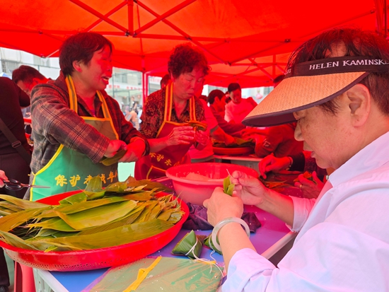 贵州瓮安：粽叶飘香迎端午 邻里共聚话温情_fororder_包粽子比赛（罗吉麟 摄）