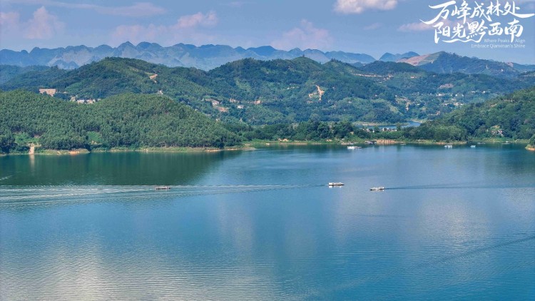 航拍夏日的黔西南万峰湖