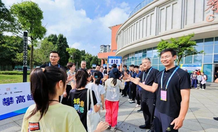 “赛动黔景”跟着赛事来贵州｜全国青少年攀岩公开赛在“爽爽”贵阳火热开赛