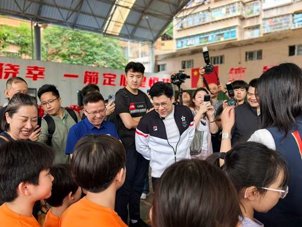 霍启刚、郭晶晶与中华全国体育基金会赴黔  探寻贵州体育发展新动能_fororder_在贵阳市体育运动学院和孩子们互动