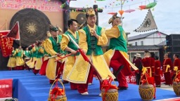 贵阳市白云区：第四届地戏艺术节开启民族风情之旅