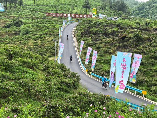 贵州龙里：600余名国内外骑手穿行山水间 感受生态之美_fororder_18097795819f1d02d57d6efb59fda5ca