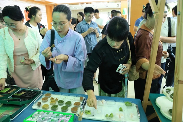 一抹茶香迎中秋 贵茶集团抹茶月饼抢“鲜”上市_fororder_640 (1)