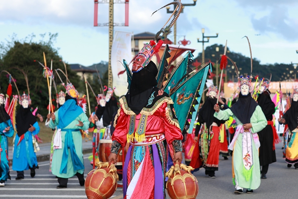 2025黔南长顺第四届乡村戏剧节系列活动盛大启幕 ​_fororder_地戏方阵.JPG