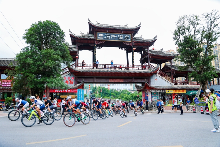 四百骑手绕着风光竞速 | 2025第二届环石阡古温泉自行车赛开幕