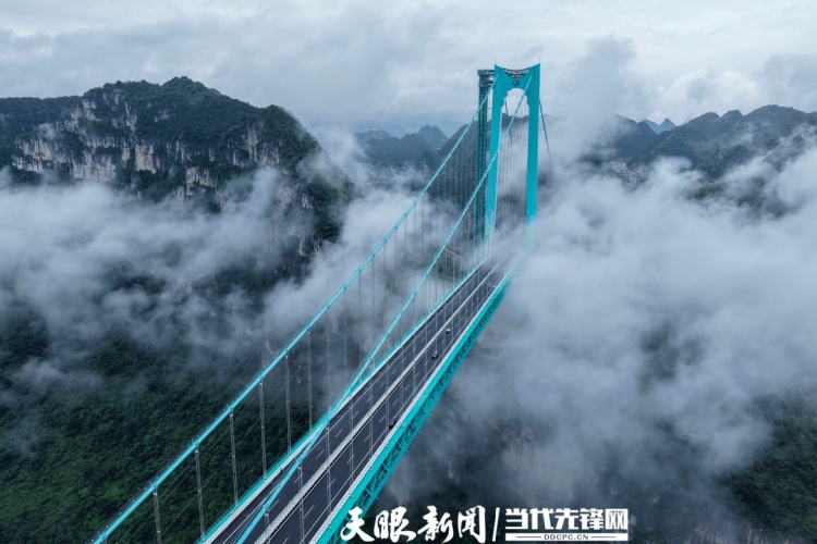 雾绕青峦，桥锁烟霞！花江峡谷大桥宛若山水墨卷