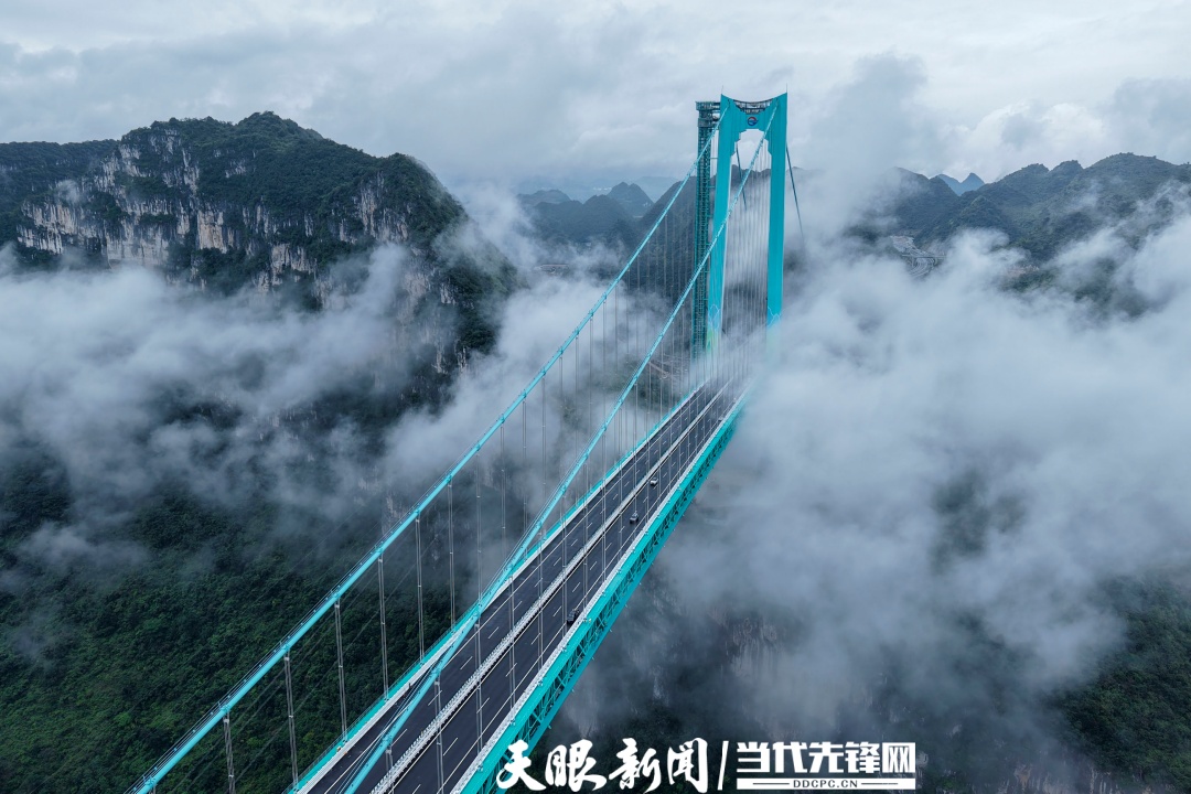 雾绕青峦，桥锁烟霞！花江峡谷大桥宛若山水墨卷