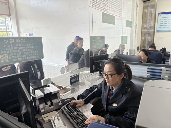 六盘水车务段多管齐下服务旅客“五一”顺畅出行 累计发送19.62万人次_fororder_图为六盘水站人工窗口售票 孔维丽娅 摄