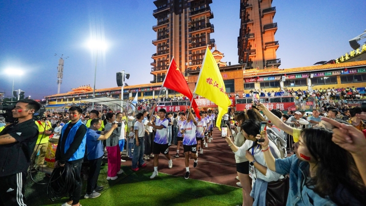 贵州“村超”两周年：全民狂欢 共享足球盛宴_fororder_2025年5月13日，贵州省黔东南苗族侗族自治州榕江县举行贵州“村超”两周年庆典，全民狂欢，共享足球盛宴（周光胜摄）。 (2).JPG