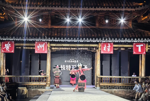 贵州六枝特区携长角苗非遗瑰宝亮相贵州“村T”民族时装周_fororder_640 (1)_副本