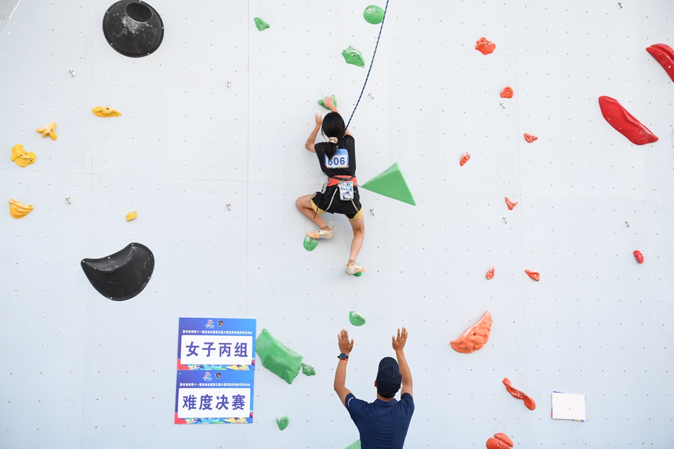 贵州黄平：黔东南州运会攀岩赛 黄平创佳绩_fororder_2025年7月19日，参赛选手在参加攀岩项目比赛。陈孝新 摄.JPG