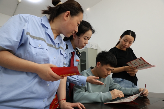 贵州毕节税务开展“民法典宣传月”系列活动_fororder_在第五个民法典宣传月期间，国家税务总局金沙县税务局干部走进贵州皇冠新型建材有限公司车间，为工作人员普及《民法典》知识。图为税务干部与工作人员正在共同学习《民法典》宣传手册。（摄：朱泫粼）