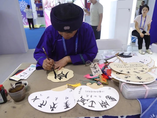 贵州都匀特色“潮品”燃动深圳文博会_fororder_640 (4)