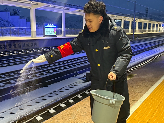 贵阳车务段多措并举积极应对首轮雨雪凝冻天气