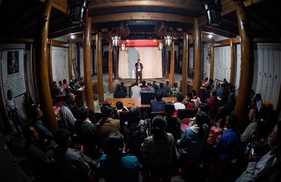 祠堂里的院坝会——贵州天柱古祠新风激活乡村治理“一池春水”_fororder_天柱县社学街道王氏家祠内召开院坝会。