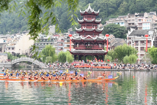 文旅融合赋新能 千年镇远焕生机_fororder_龙舟赛场热闹非凡（江春健 摄）.JPG