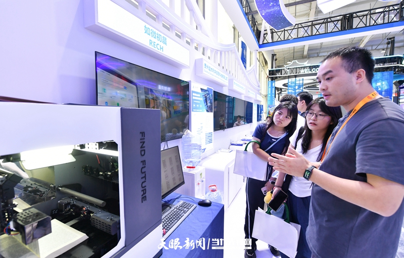 2025服贸会|看贵州展区AI智能扫描机器人如何吸睛? 2025服贸会|看贵州展区AI智能扫描机器人如何吸睛?