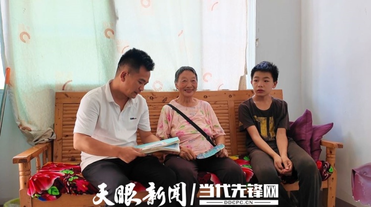 萤火微光 愿为其芒 ——驻村干部唐元熙人物素描（二）