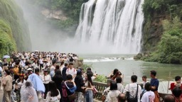 贵州黄果树景区端午节期间迎来旅游小高峰