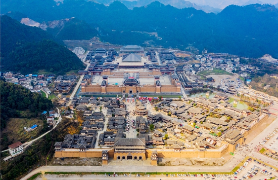 贵州都匀精心打造七大入夏清凉消费场景 邀八方来客“清凉玩一夏”_fororder_都匀-秦汉影视城，图片来源：赵匀川 (3)