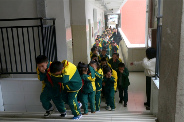 贵州仁怀：以宣促防 织密“校园消防网”_fororder_警报声响起，全校师生弯腰低姿、手捂口鼻，遵循预设疏散路线逃生 (2)