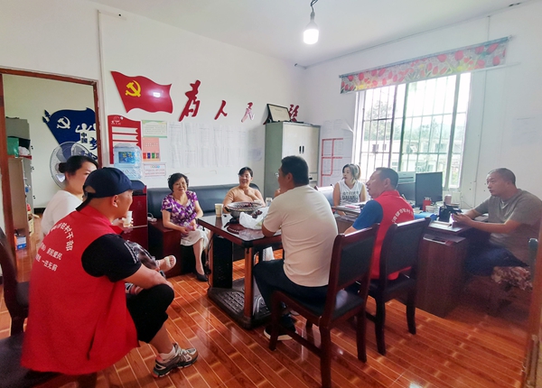 贵州清镇：刺梨喜获“百万订单” 80余户农户增收有保障​_fororder_极海果蔬公司到村座谈（汪国友 摄）
