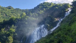 六盘水市水城区： 飞瀑流泉引客来 滴水岩瀑布成避暑打卡胜地