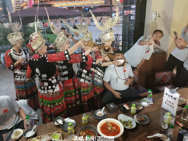 “城超”球队齐聚贵阳：在多彩贵州城率先开启美食之旅