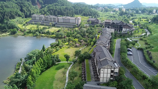 贵州丹寨：灾后焕新颜 “非遗+研学”引暑期旅游热潮_fororder_7月3日，丹寨县万达小镇航拍图，潘大宇摄 (2)