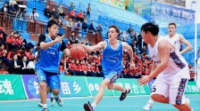 以篮球之名 中美青少年村BA球场书写友谊_fororder_dD0xNzYwNTQ2OTMxX3I9NTkwMDNkOTFfdz0xMDgwX3E9MTAwX2U9SlBH(1)