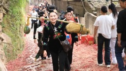 八方宾朋聚苗寨 贵州凯里朗利苗寨鼓藏节启幕