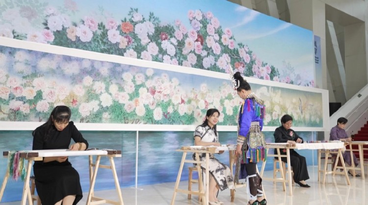 贵州侗族大歌登上全球妇女峰会_fororder_dD0xNzYxMzcyMzY0X3I9YTRlZTljOGFfdz0xMDgwX3E9MTAwX2U9anBn