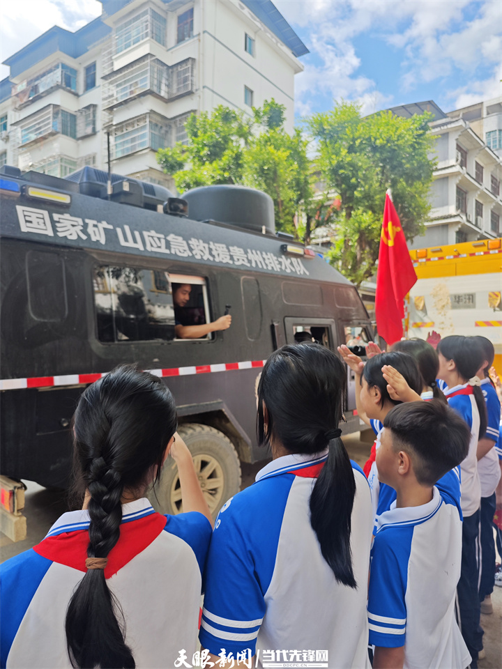 榕江上万群众夹道送别救援队伍｜“恩人慢走，危难时刻感谢有你！”