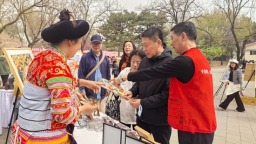 水城农民画亮相北京玉渊潭樱花节暨贵州茶文化节_fororder_a1f1489d-bdd2-4cc5-9e51-9da4bea69c88.550x413
