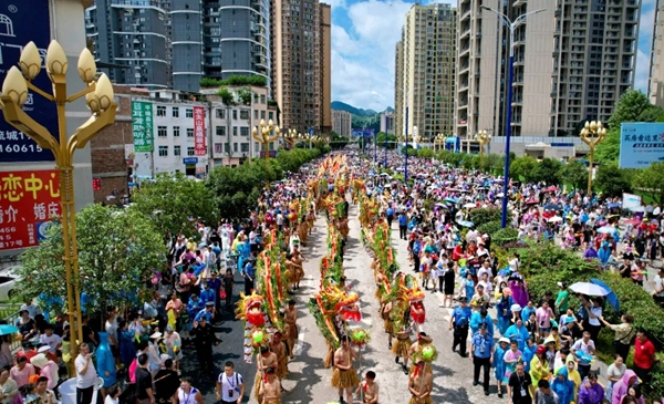 水龙狂欢月 贵州平塘以水为墨 绘就文旅融合新画卷_fororder_水龙巡游03