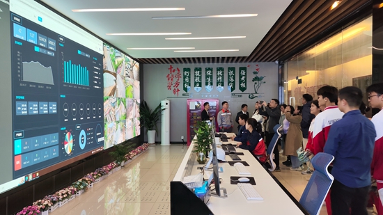 贵阳贵安开展城市生活垃圾分类体验日活动_fororder_参观人员正在参观贵阳贝尔蓝德科技有限公司