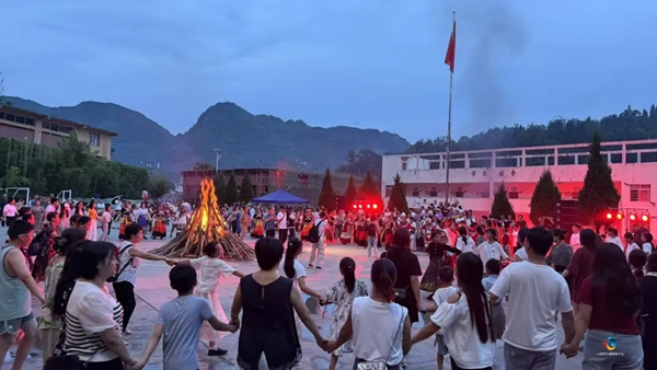 贵州六枝特区中寨乡举办彝族火把节